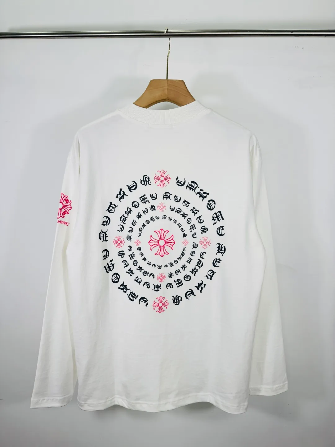 P280 top version, real shot without P, ​​different from market currency) 𝗖𝗵𝗿𝗼𝗺𝗲 𝗛𝗲𝗮𝗿𝘁𝘀/Cro Heart 2025 Autumn and Winter Horseshoe Cross 3D Printed Couple Casual Long Sleeve 👑The highest version! Customized fabric 320g fabric! Horseshoe cross sticker, a best-selling model in the counter, very comfortable to wear. Accessories: original molded and authenticated collar label➕100% silk wash label. Genuine purchase-grade original hangtag➕matching hanging rope➕3D hanging beads➕original packaging bag. Craftsmanship: The original version has consistent wiring! The highest version of the armhole matching technique! Color: Black White Size: S M L XL XXL